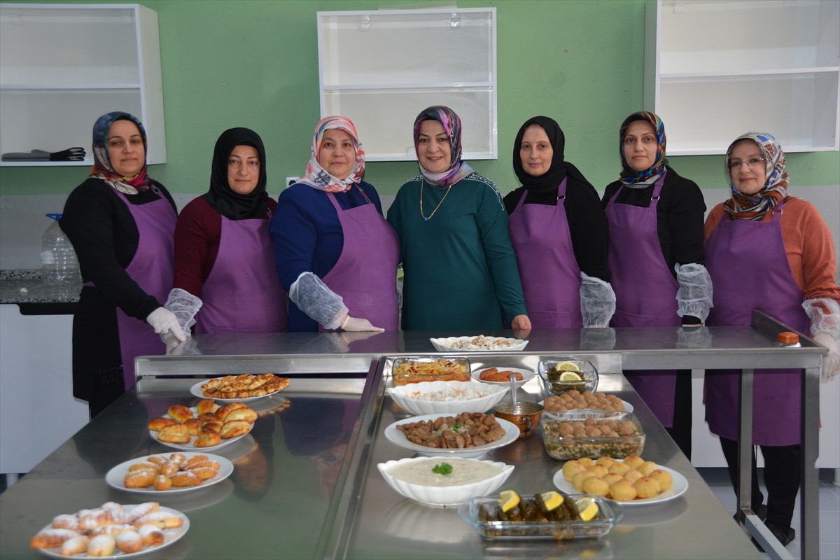 Bitlis'in Tatvan ilçesinde kurdukları kooperatifte bir araya gelen kadınlar, ürettikleri yöresel...