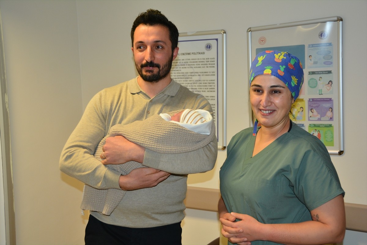 Bitlis'te 2025'in ilk dakikalarında doğan bebeğe "Kayra" ismi verildi. Baba Mesut Gündüz (solda)...