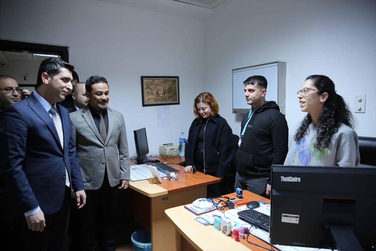 Bitlis'teki hastanelerde, Merkezi Hekim Randevu Sistemi'nde (MHRS) yaşanan yoğunluğun azaltılması...