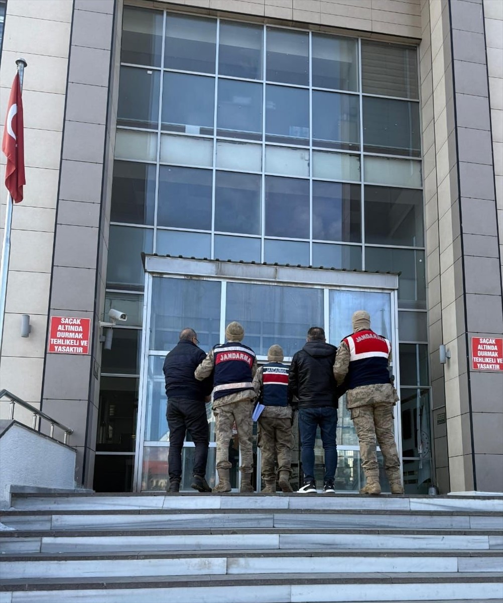 Bitlis merkez ve Tatvan ilçesinde yurda yasa dışı yollarla girdikleri belirlenen 9 yabancı uyruklu...