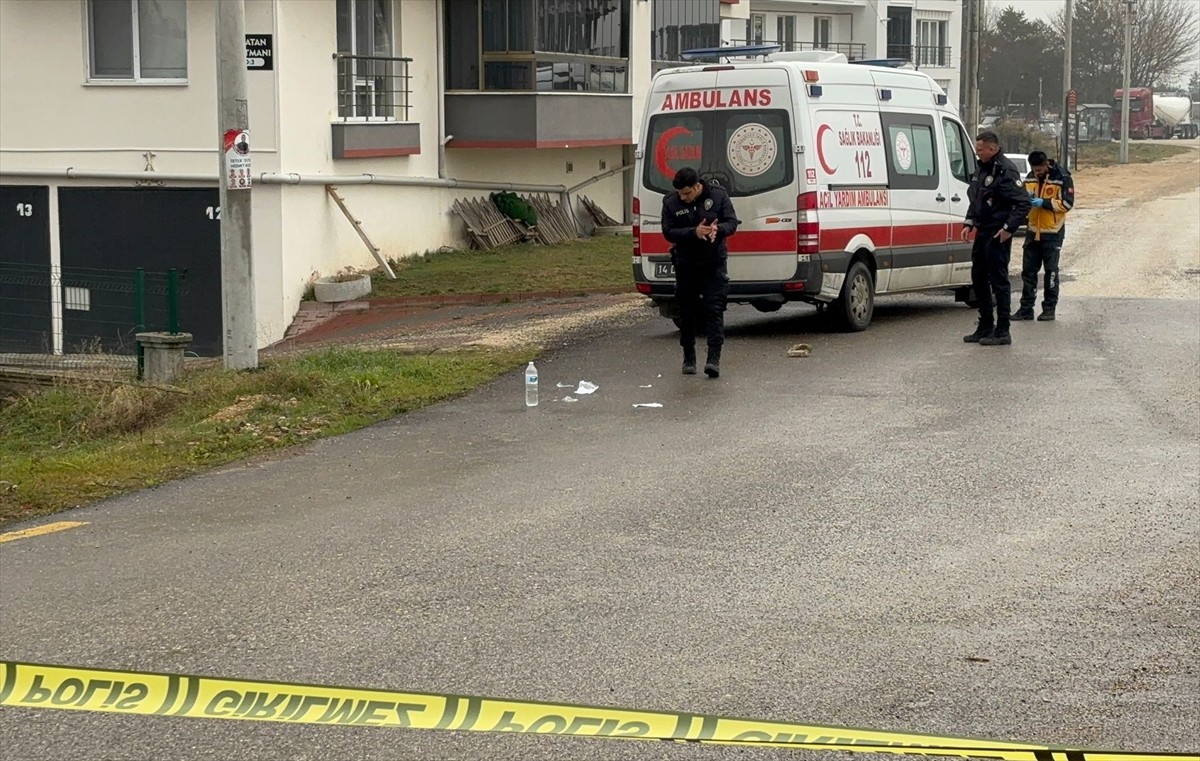 Bolu'da ev sahibi, tartıştığı kiracısını silahla yaraladı. Olay yerine sağlık ve polis ekipleri...