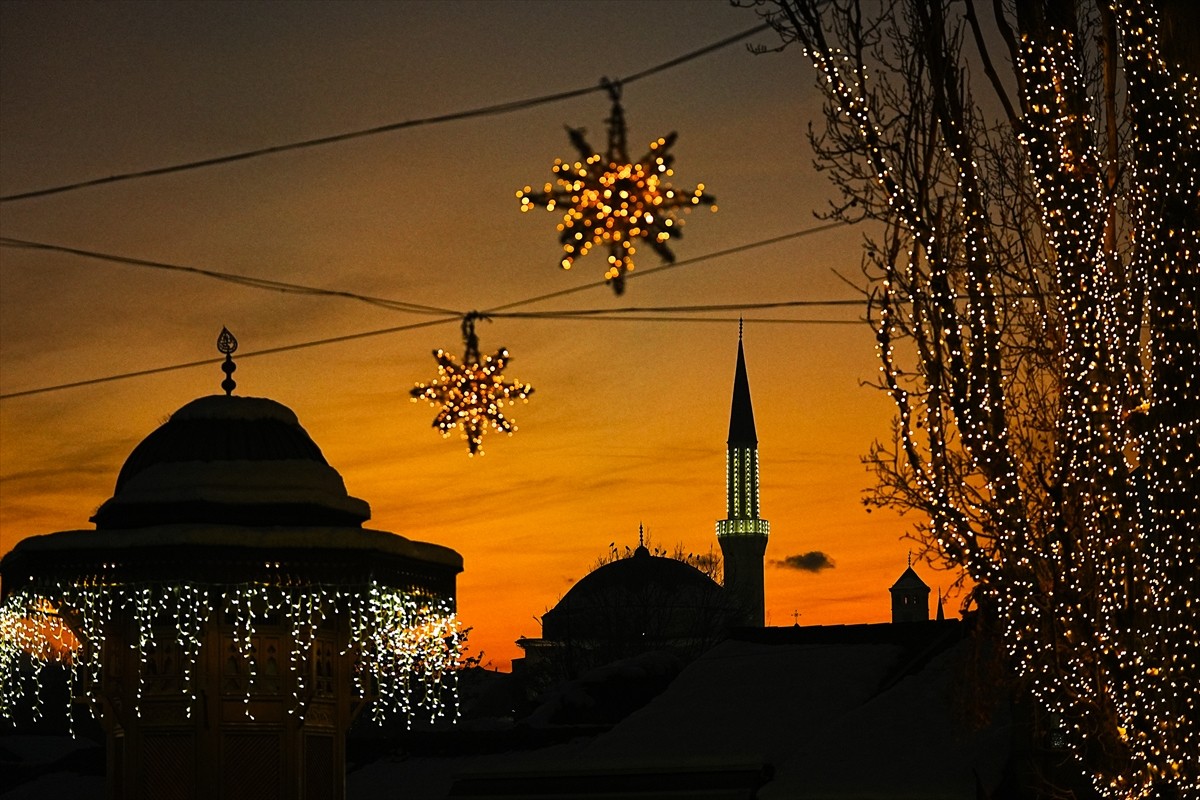 Bosna Hersek'in başkenti Saraybosna'daki Başçarşı Camisinde kandil programı düzenlendi. Bosna...