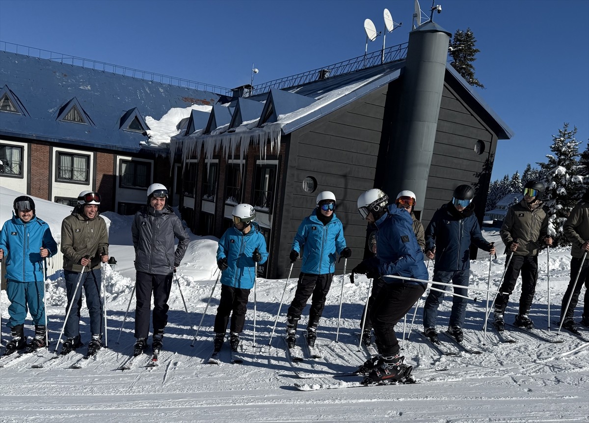 Bursa'da eğitim gören üniversite öğrencileri Gençlik ve Spor İl Müdürlüğü bünyesindeki Uludağ...