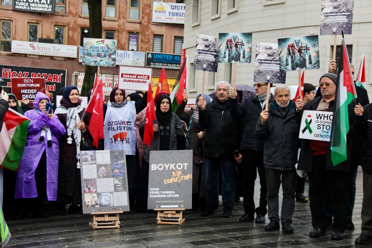 Bursa'da görev yapan sağlık çalışanları ve hekimler, İsrail'in saldırılarını protesto etmek ve...