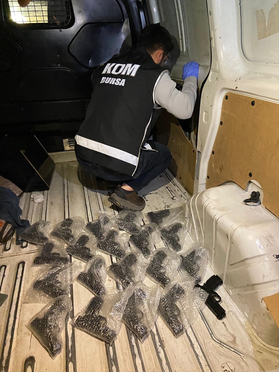 Bursa'da ruhsatsız silah ve mühimmat ticareti yaptığı iddiasıyla gözaltına alınan zanlı...