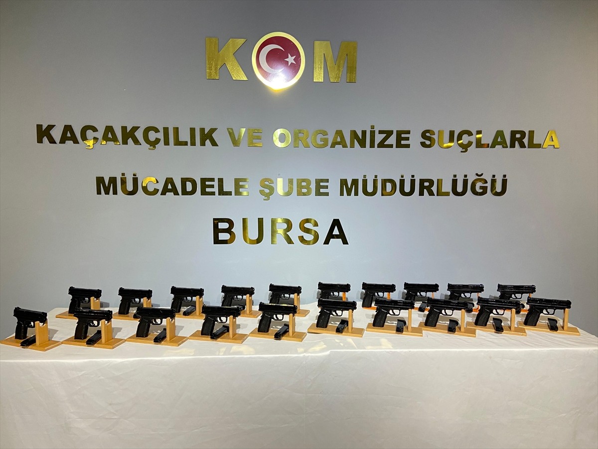 Bursa'da ruhsatsız silah ve mühimmat ticareti yaptığı iddiasıyla gözaltına alınan zanlı...