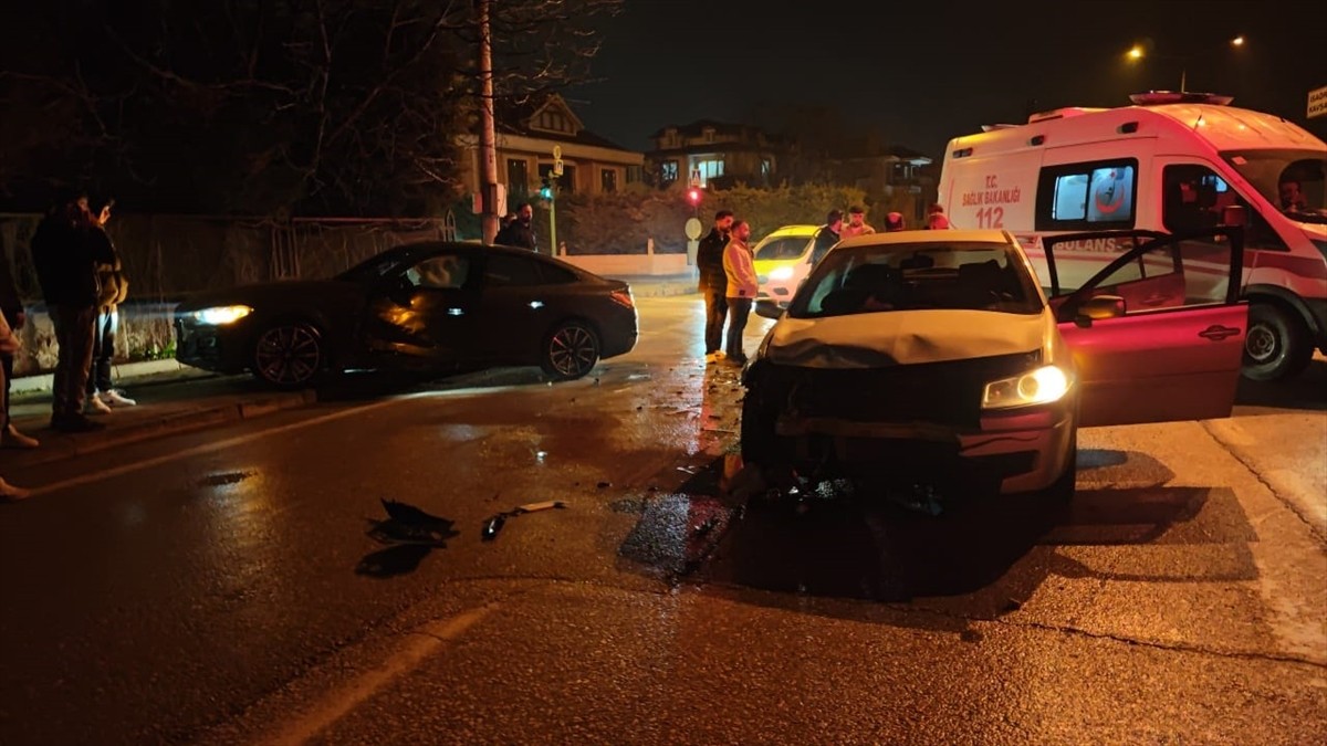 Bursa'nın İnegöl ilçesinde 2 otomobilin çarpışması sonucu yaralanan 4 kişi hastaneye...