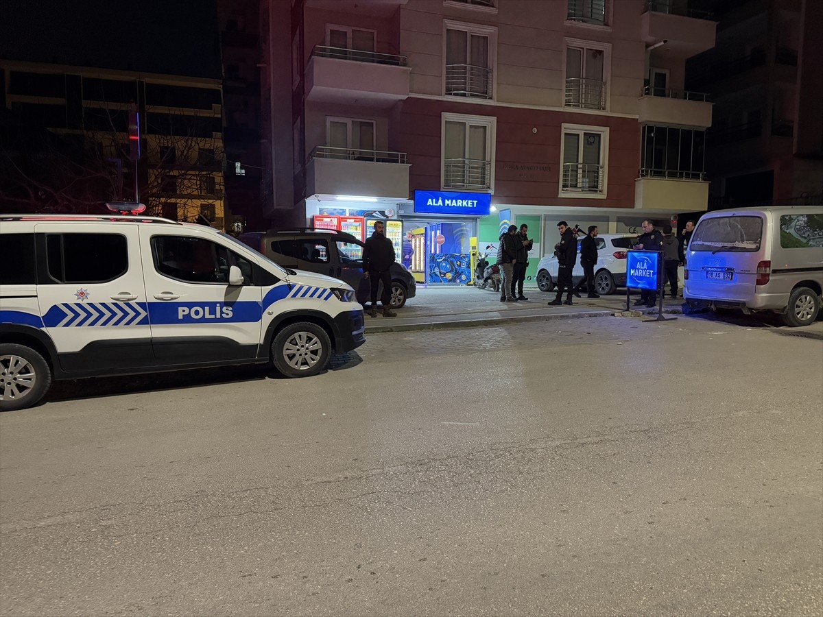 Bursa'nın Nilüfer ilçesinde tekel bayisine giren silahlı 2 şüpheli, çalışanı tehdit ederek bir...
