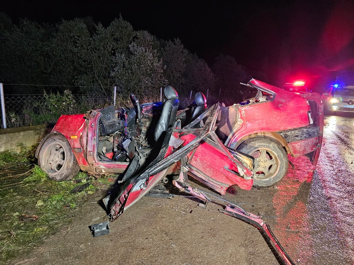 Bursa'nın Orhangazi ilçesinde tır ile otomobilin çarpıştığı kazada 1 kişi öldü 2 kişi...
