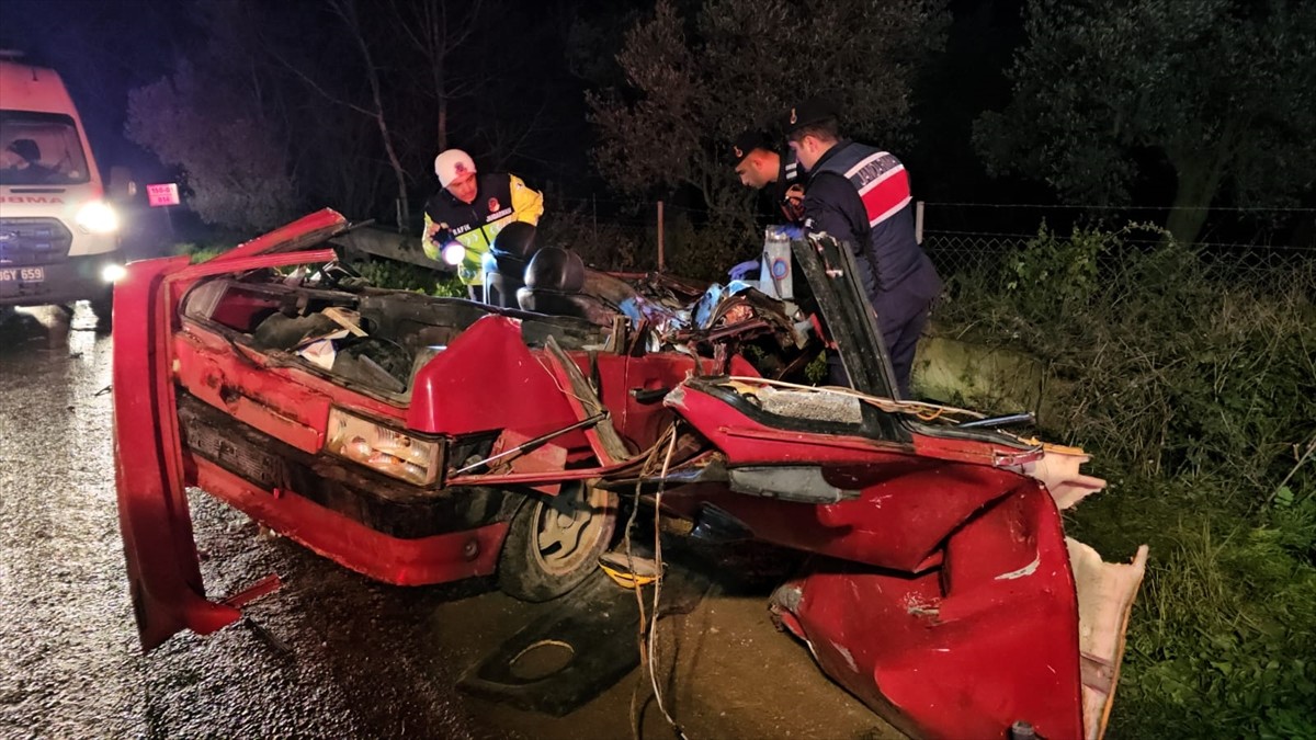 Bursa'nın Orhangazi ilçesinde tır ile otomobilin çarpıştığı kazada 1 kişi öldü 2 kişi...