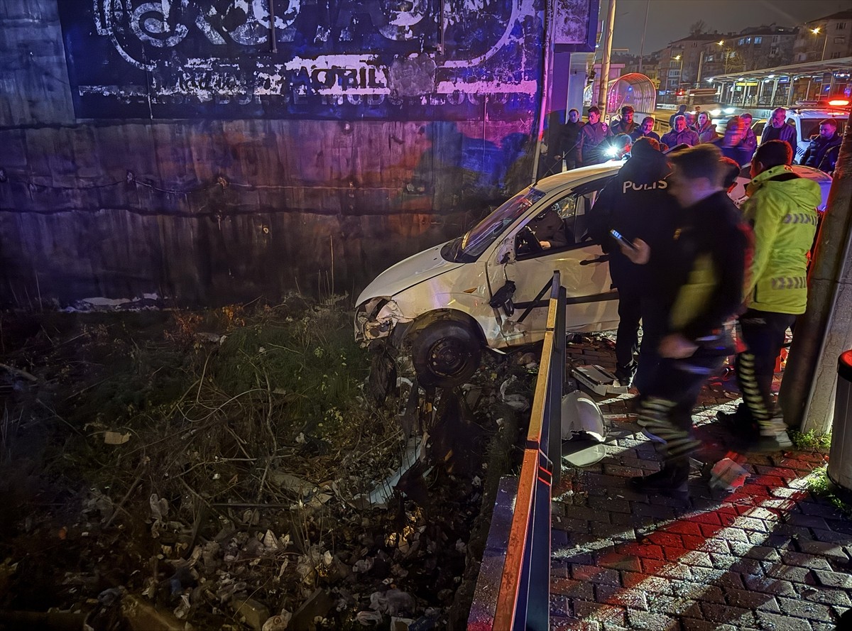 Bursa'nın Osmangazi ilçesinde meydana gelen trafik kazasında 1 kişi hayatını kaybetti, 3 kişi...