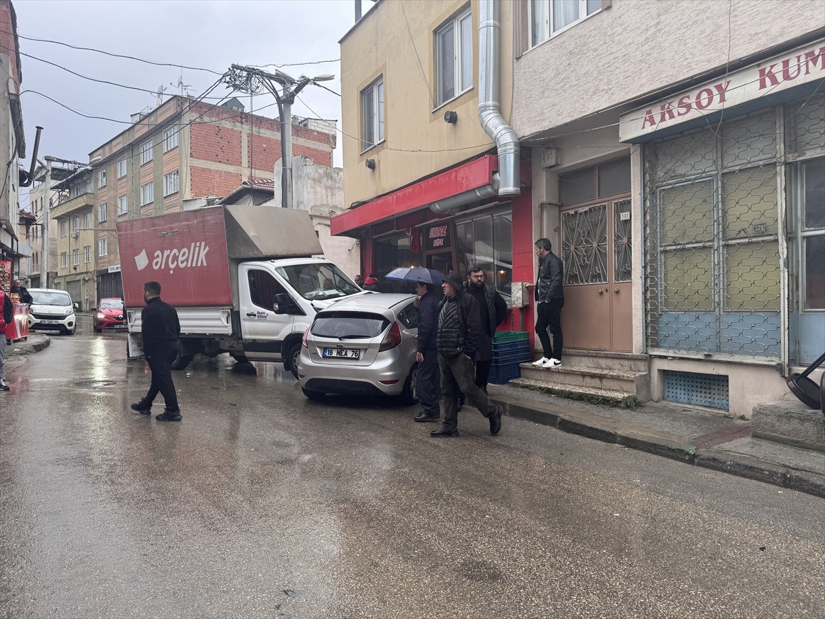 Bursa'nın Osmangazi ilçesinde polisin "dur" ihtarına uymayan ehliyetsiz otomobil sürücüsü...