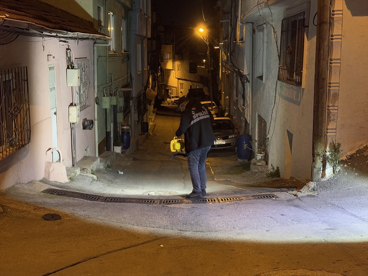 Bursa'nın Yıldırım ilçesinde tartıştığı 3 şüphelinin silahlı saldırısına uğrayan kişi...