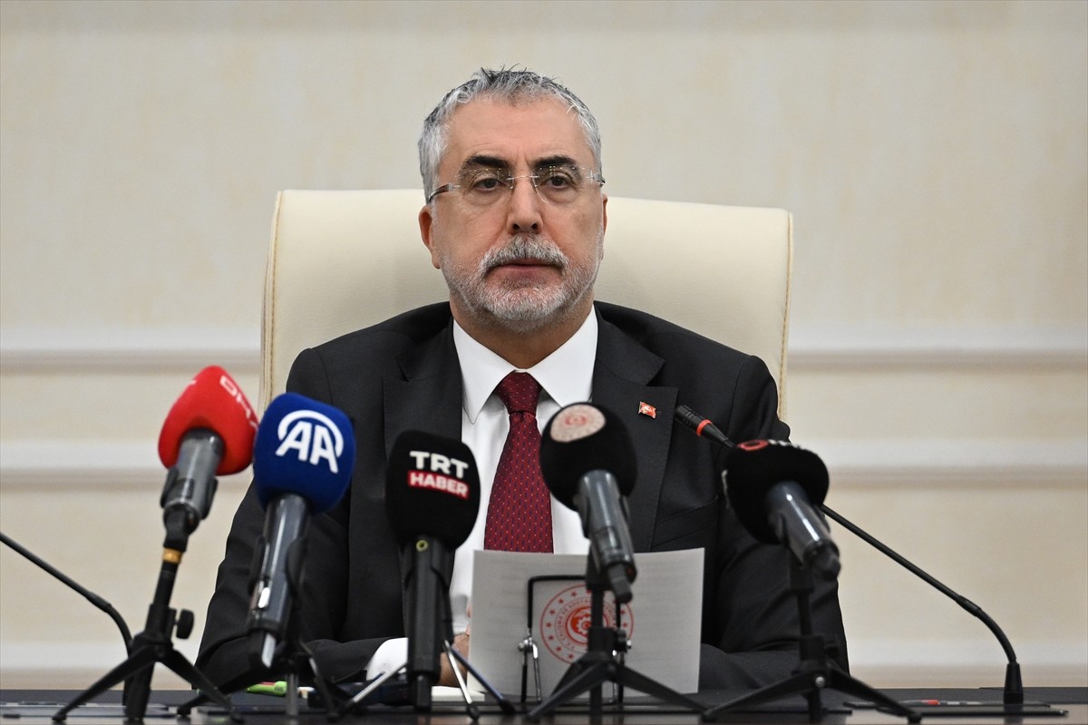 Çalışma ve Sosyal Güvenlik Bakanı Vedat Işıkhan, Bakanlığın konferans salonunda TekGıda-İş...