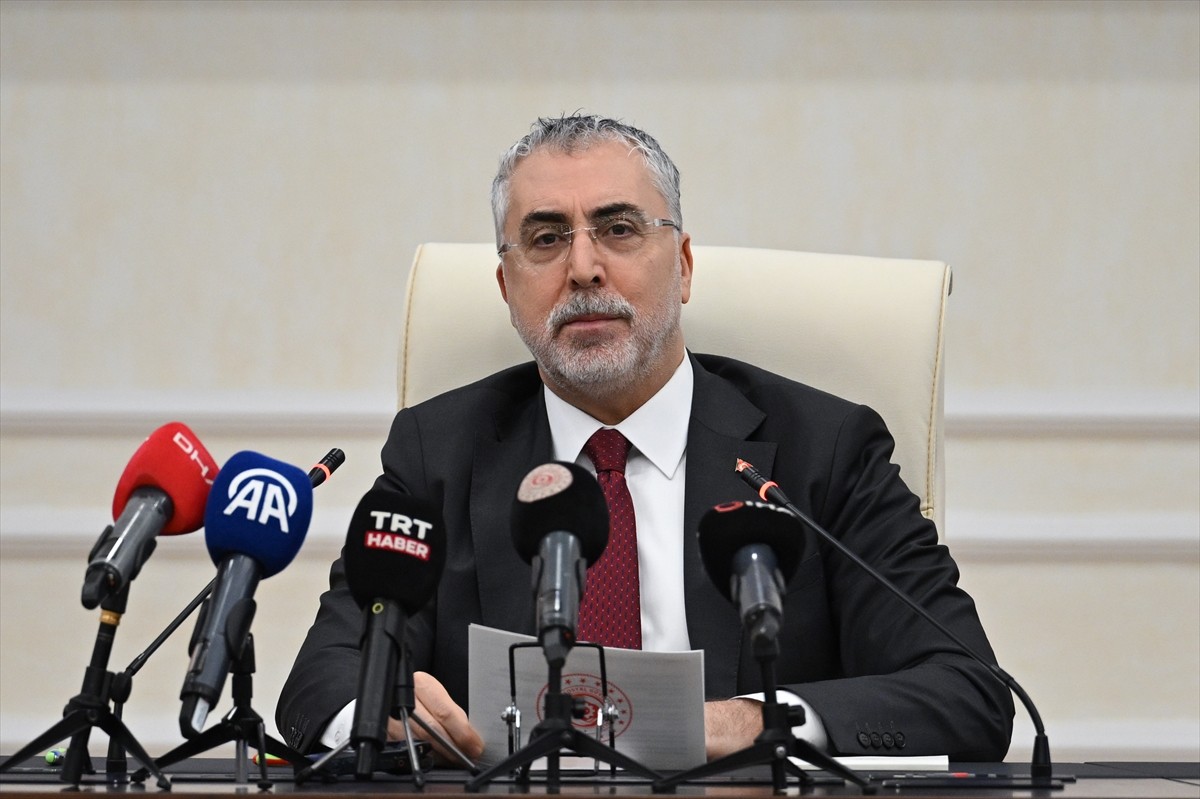 Çalışma ve Sosyal Güvenlik Bakanı Vedat Işıkhan, Bakanlığın konferans salonunda TekGıda-İş...