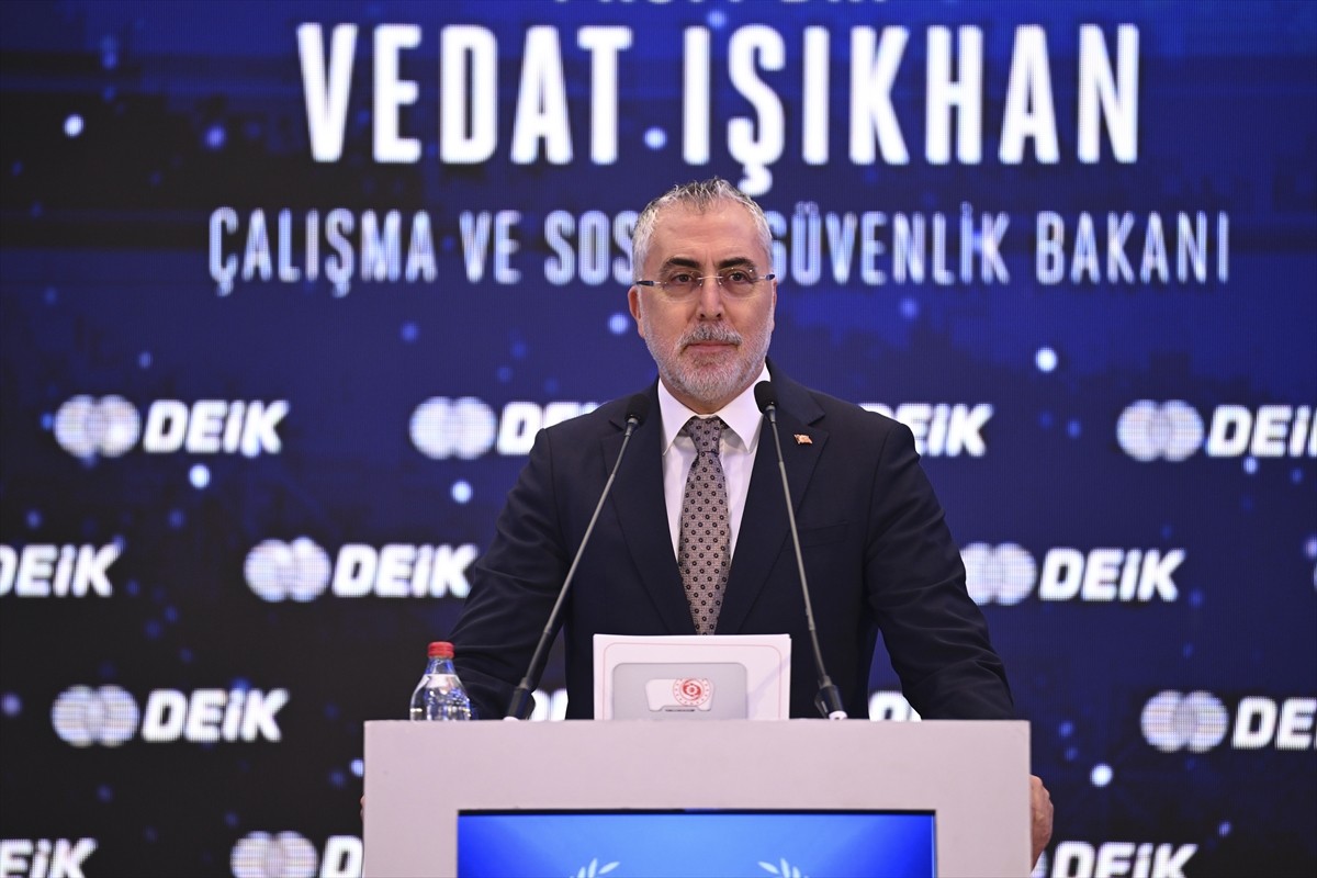 Çalışma ve Sosyal Güvenlik Bakanı Vedat Işıkhan, DEİK 6. Ticari Diplomasi Ödülleri Töreni'nde...