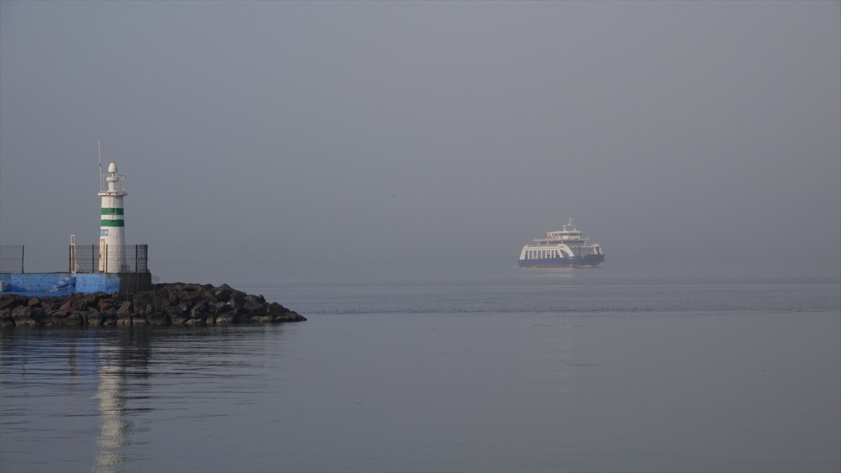 Çanakkale Boğazı'nda etkili olan yoğun sis nedeniyle geçici olarak durdurulan Çanakkale-Eceabat ve...