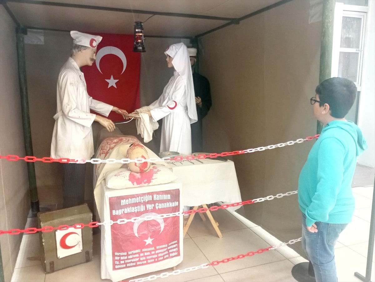 Çanakkale Destanı'nın anlatıldığı "Çanakkale 1915 Savaş Malzemeleri Gezici Müzesi" İzmir'in...