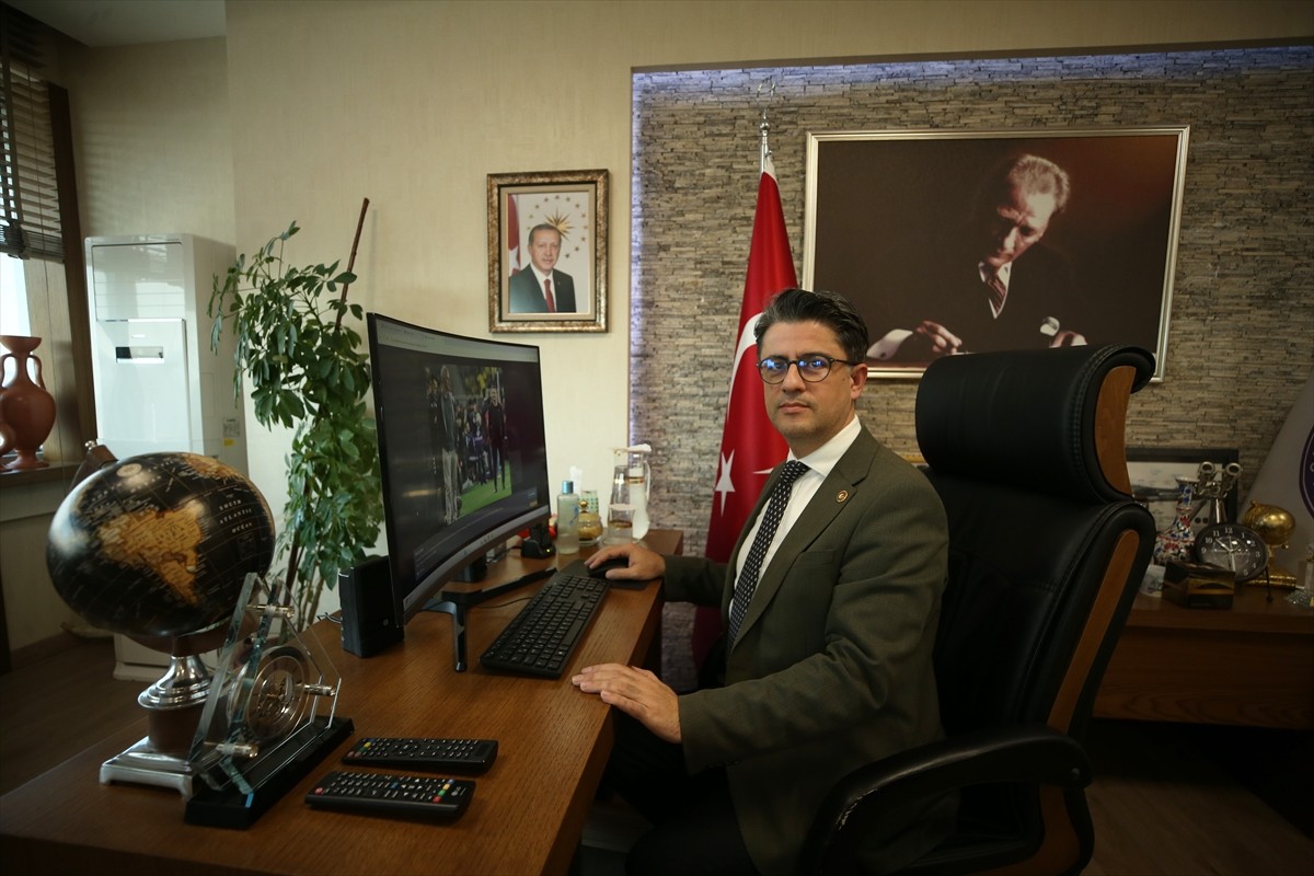 Çanakkale Onsekiz Mart Üniversitesi (ÇOMÜ) Rektörü Prof. Dr. Cüneyt Erenoğlu, Anadolu Ajansının...