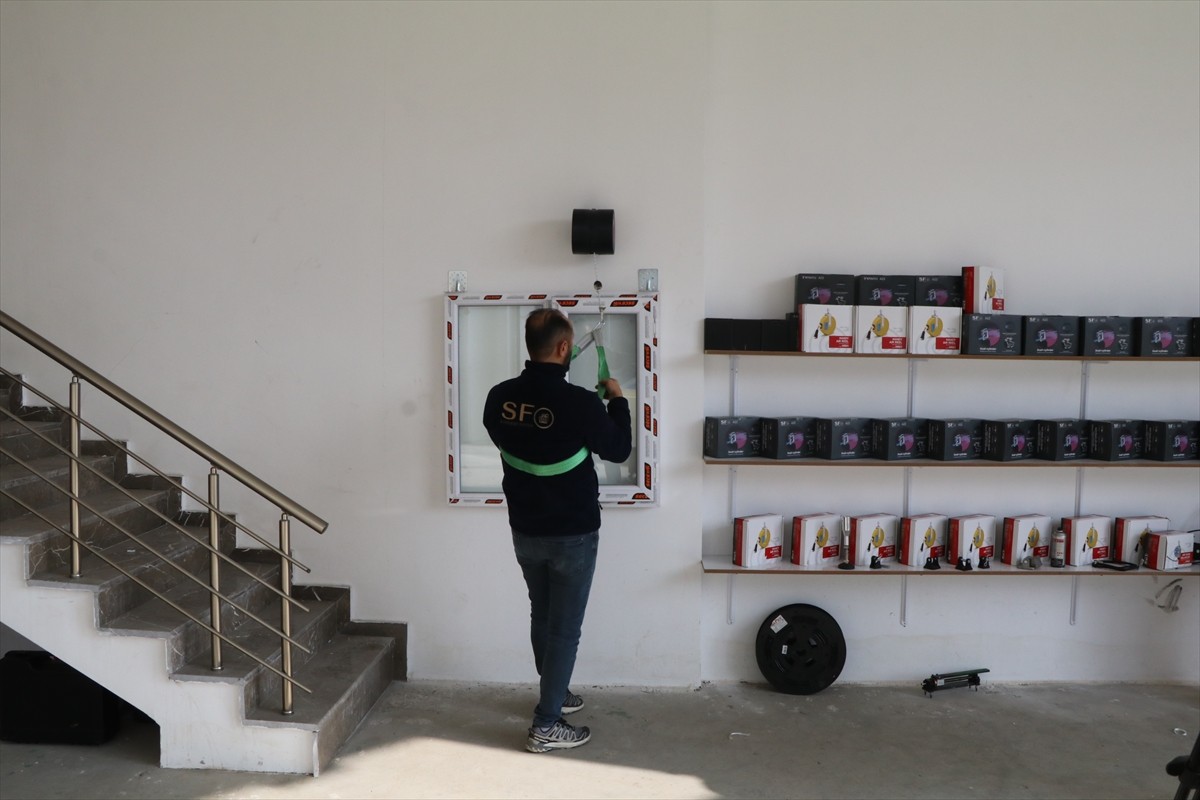 Çankırı'da bir firma tarafından, afet durumlarında çok katlı binalardan vatandaşların tahliyesini...