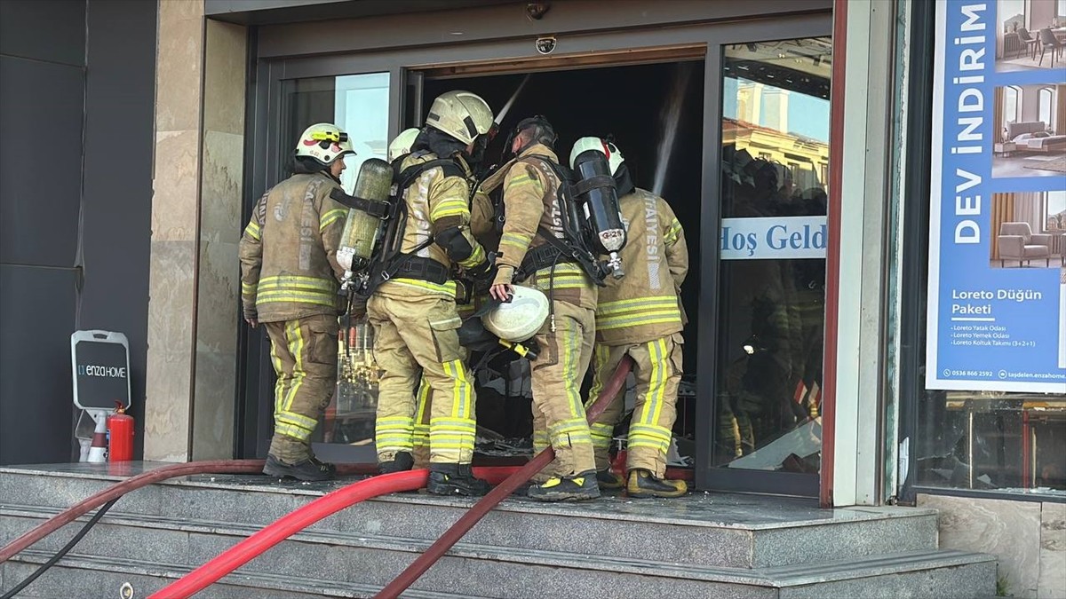 Çekmeköy’de mobilya mağazasında çıkan yangın itfaiye ekiplerince söndürüldü.