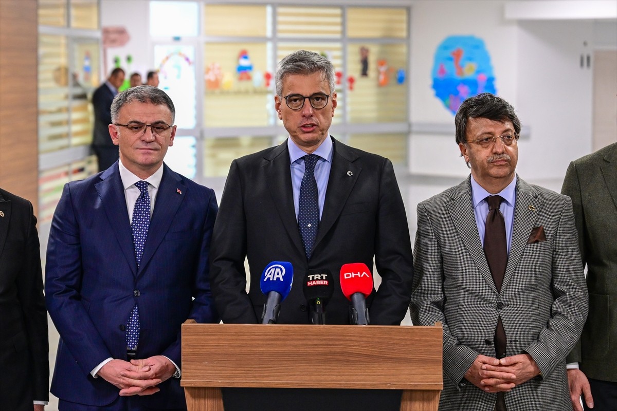 Çeşitli programlara katılmak üzere Van'a gelen Sağlık Bakanı Kemal Memişoğlu (sol 5), Van Sağlık...