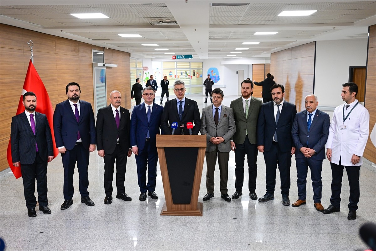 Çeşitli programlara katılmak üzere Van'a gelen Sağlık Bakanı Kemal Memişoğlu (sol 5), Van Sağlık...