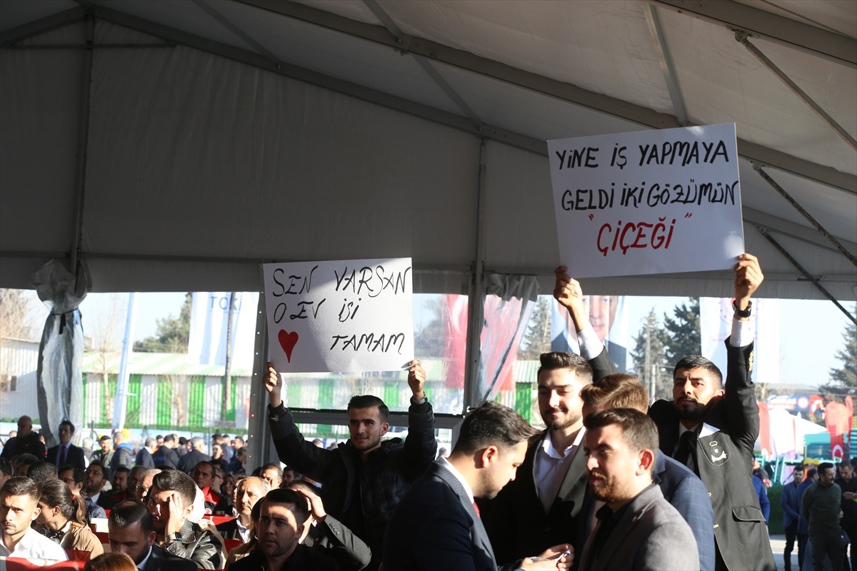 Çevre, Şehircilik ve İklim Değişikliği Bakanı Murat Kurum, depremden zarar gören "Kapalı Çarşı ve...