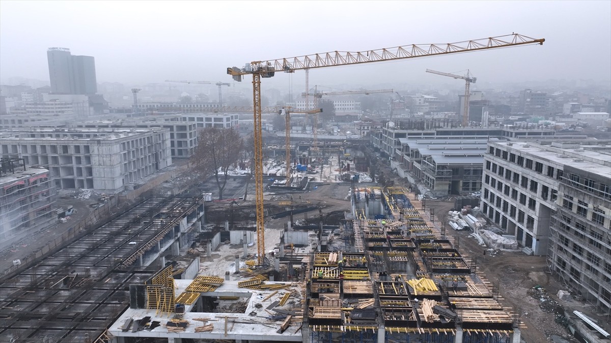 Çevre, Şehircilik ve İklim Değişikliği Bakanı Murat Kurum, Malatya Bakırcılar Çarşısı'nda Emlak...