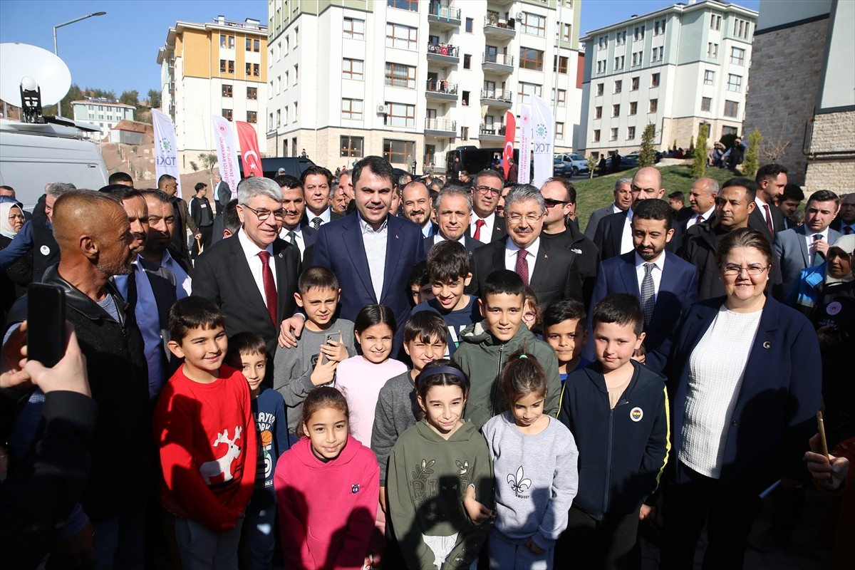 Çevre, Şehircilik ve İklim Değişikliği Bakanı Murat Kurum (sağ2), Osmaniye'nin Merkez Akyar...