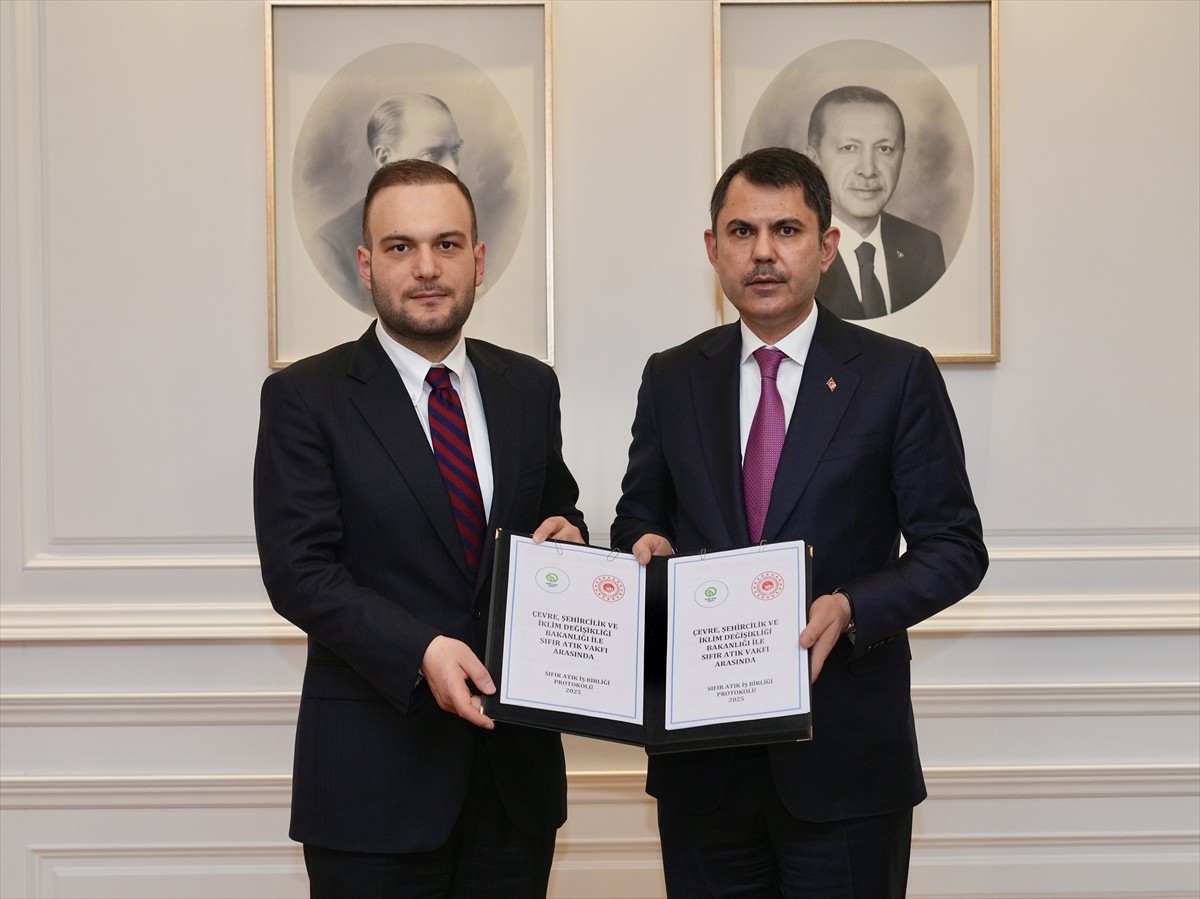 Çevre, Şehircilik ve İklim Değişikliği Bakanı Murat Kurum (sağda), BM-HABITAT'ın İstanbul'da bölge...