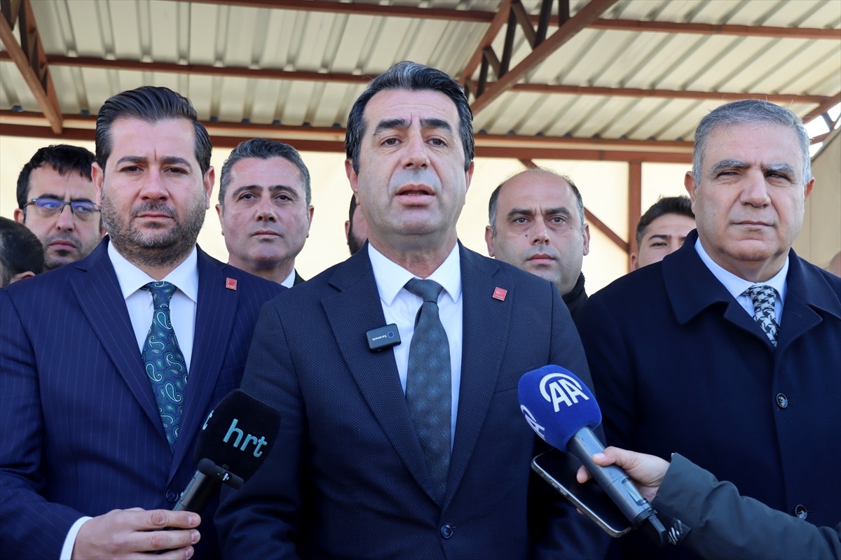CHP Genel Başkan Yardımcısı Erhan Adem, partisinin Hatay il başkanlığında basın açıklaması...