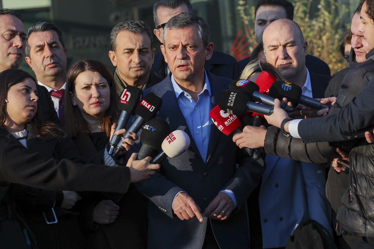 CHP Genel Başkanı Özgür Özel, Beşiktaş Belediye Başkanı Rıza Akpolat'ın suç örgütüne yönelik...