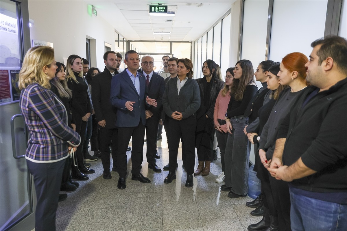 CHP Genel Başkanı Özgür Özel, Beşiktaş Belediyesinde görev yapan personeli ziyaret etti.