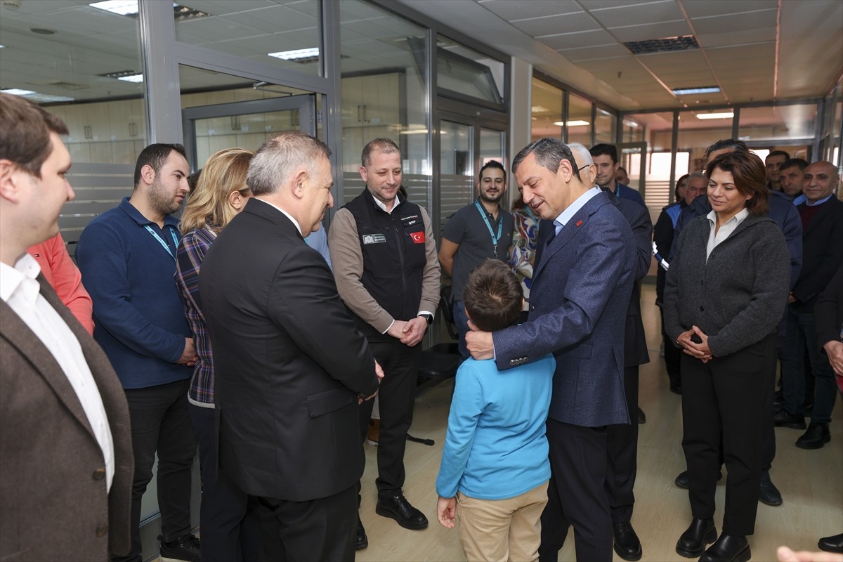 CHP Genel Başkanı Özgür Özel, Beşiktaş Belediyesinde görev yapan personeli ziyaret etti.