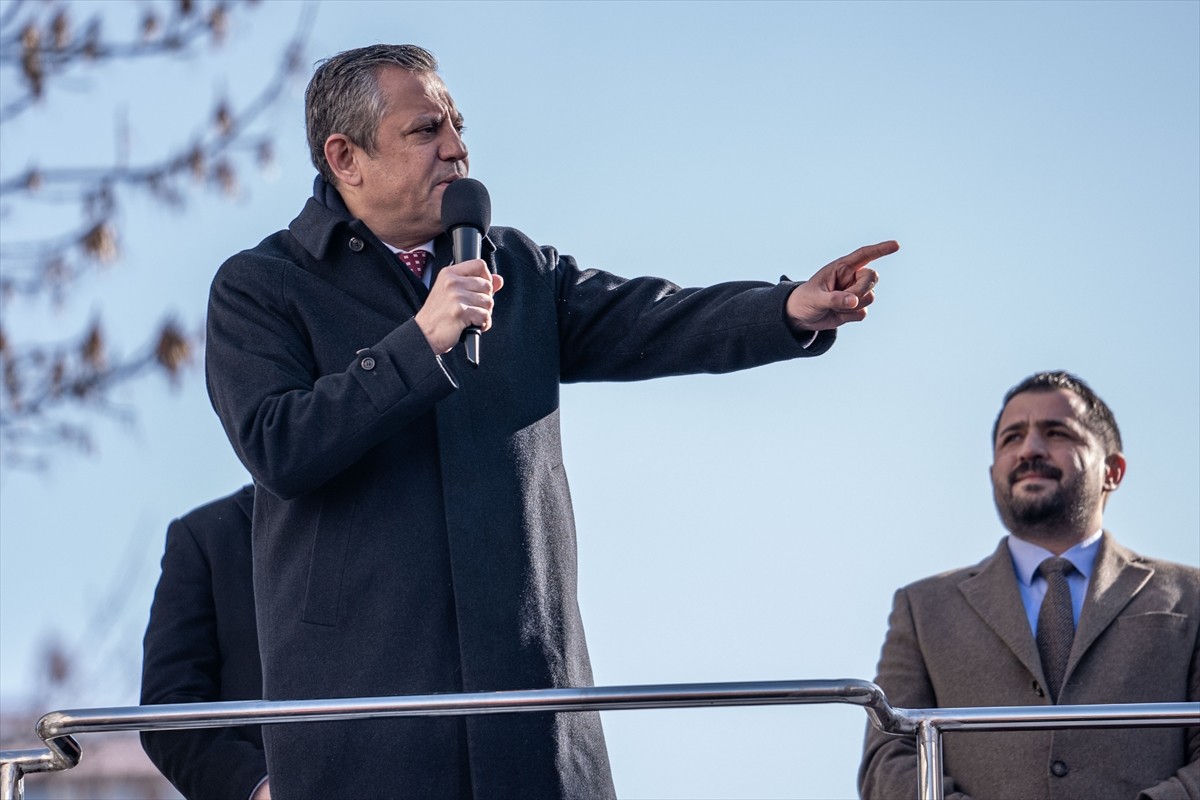 CHP Genel Başkanı Özgür Özel, çeşitli ziyaretlerde bulunmak üzere geldiği Kars'ta, partisinin İl...