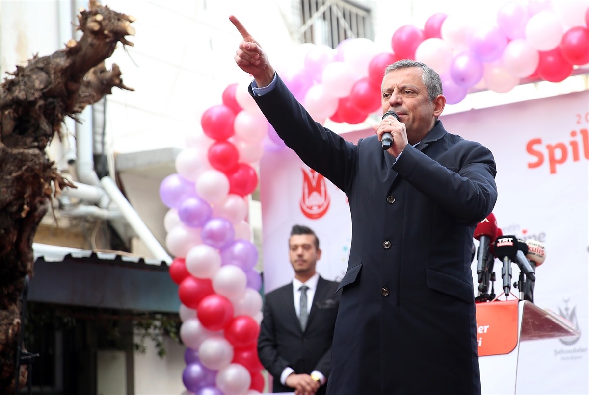 CHP Genel Başkanı Özgür Özel (fotoğrafta), Manisa'da, Şehzadeler Belediyesince yaptırılan Spil...