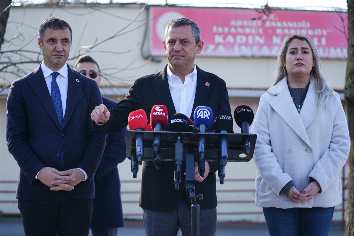 CHP Genel Başkanı Özgür Özel, Gezi Parkı davasında mahkum olan Mine Özerden ve Çiğdem Mater'i...