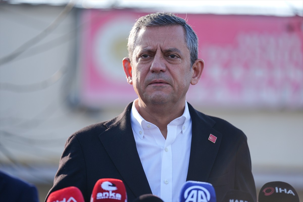 CHP Genel Başkanı Özgür Özel, Gezi Parkı davasında mahkum olan Mine Özerden ve Çiğdem Mater'i...