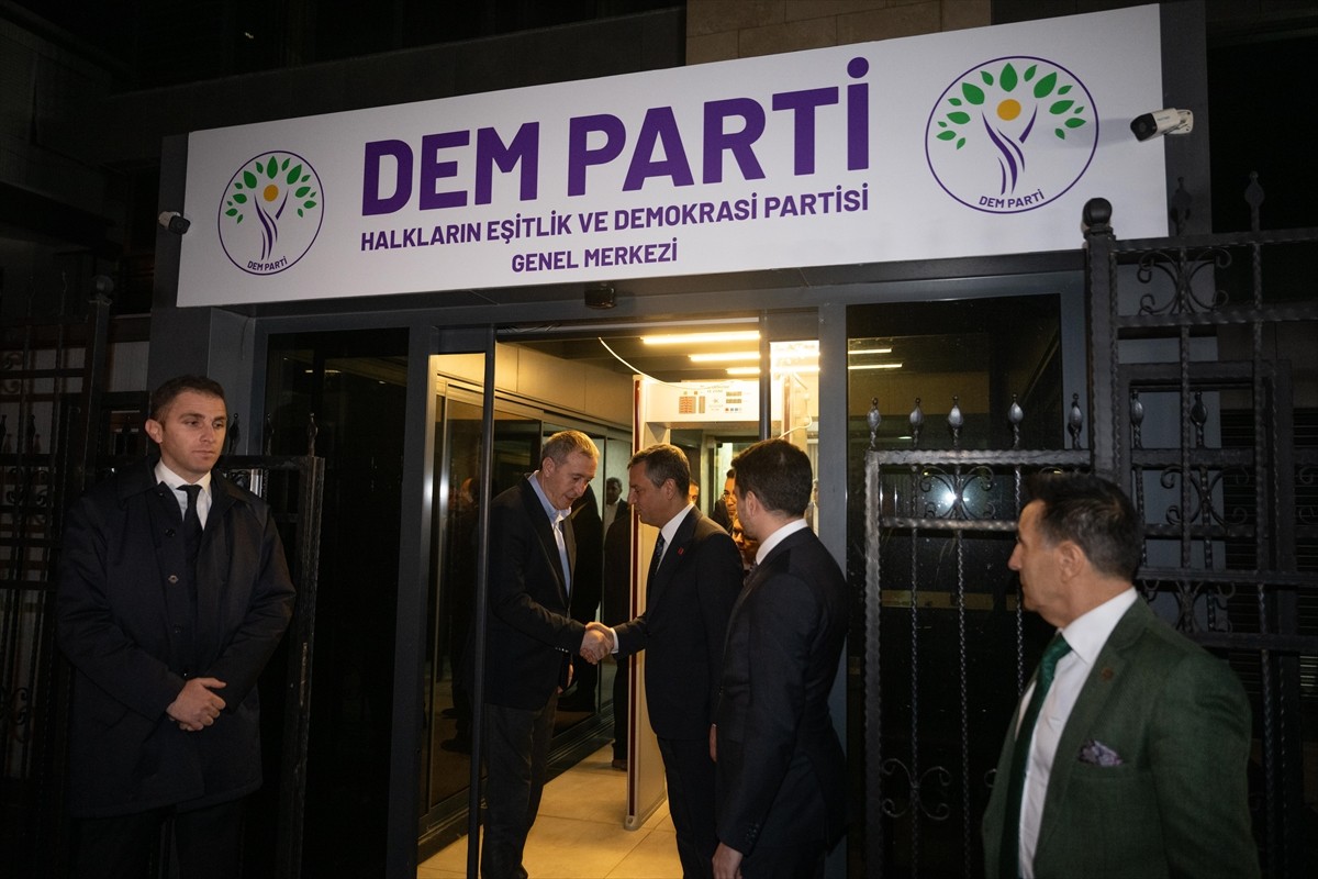 CHP Genel Başkanı Özgür Özel (sağda), babası Ali Bakırhan'ı kaybeden DEM Parti Eş Genel Başkanı...