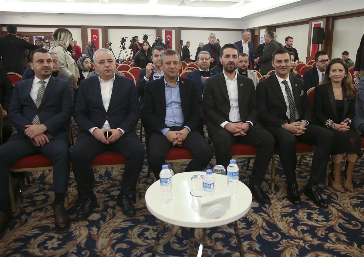 CHP Genel Başkanı Özgür Özel (sol 3), Manisa Büyükşehir Belediyesi'nin 10 Ocak Çalışan Gazeteciler...