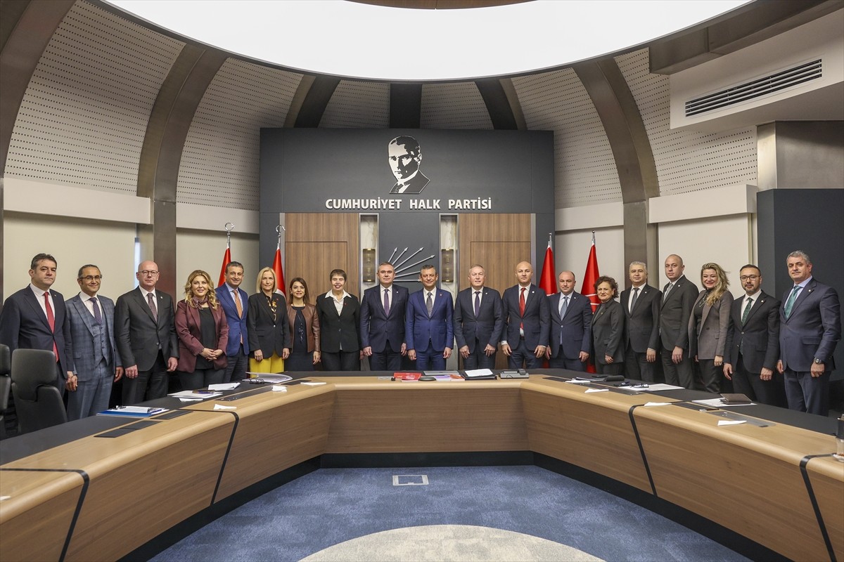 CHP Genel Başkanı Özgür Özel, Türk Eczacıları Birliği (TEB) heyetini kabul etti.