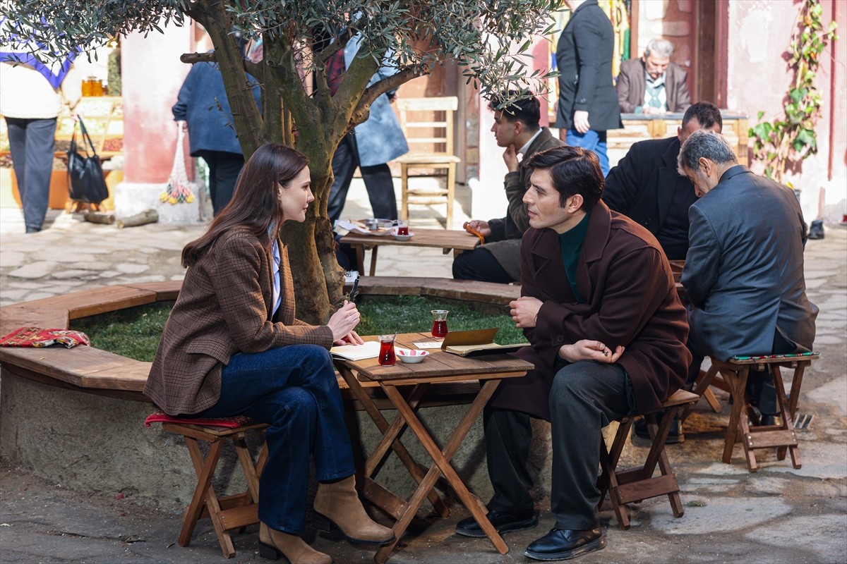 Cihangir Ceyhan ve Alina Boz'un başrollerini paylaştığı "Bir Zamanlar İstanbul" dizisi, 7 Şubat'ta...