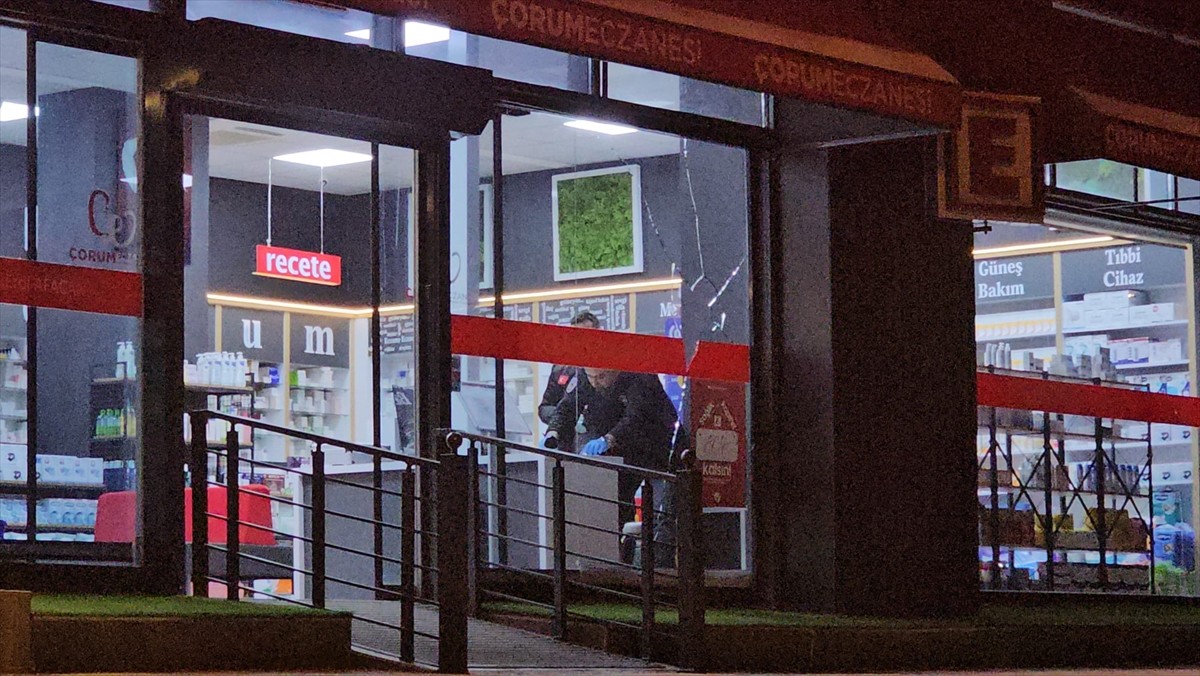 Çorum'da, eczaneye para karşılığı taşla saldırdığı iddiasıyla iki şüpheli gözaltına alındı. Polis...