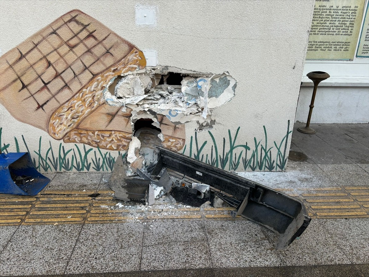 Çorum'da ehliyetsiz sürücünün kullandığı otomobil bir iş yerinin duvarına çarptı. Kaza yerine...