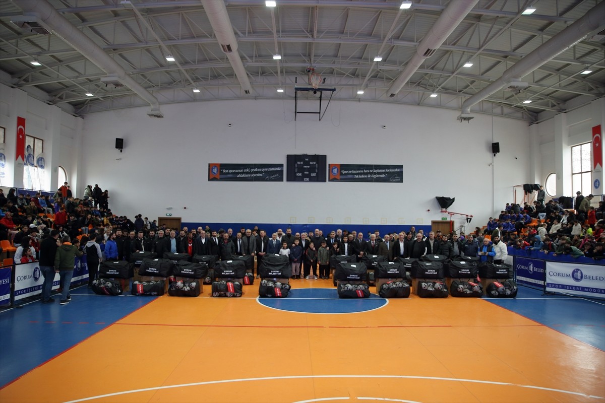 Çorum'da farklı branşlardan amatör spor kulüplerine Çorum Belediyesince 3 milyon liralık malzeme...