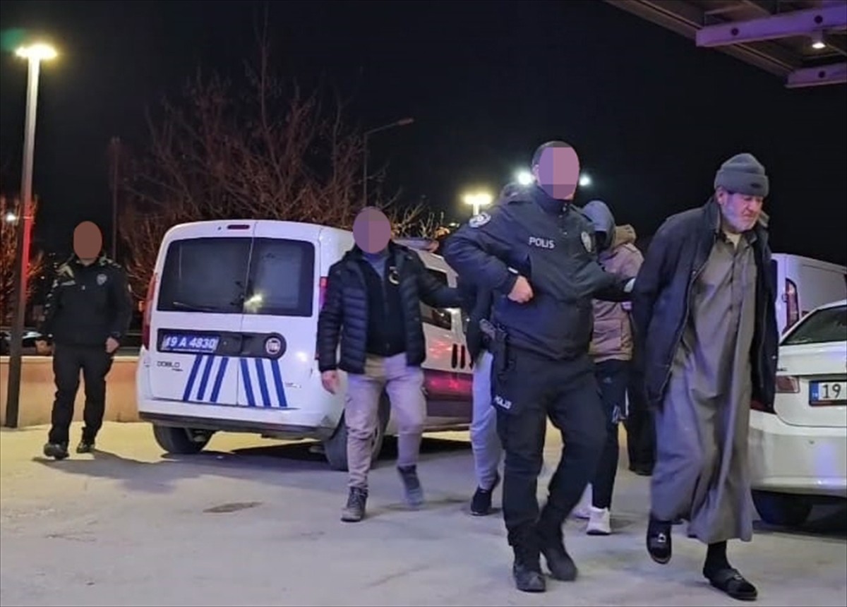 Çorum'da terör örgütü DEAŞ'a yönelik operasyonda gözaltına alınan yabancı uyruklu 5 şüpheli...