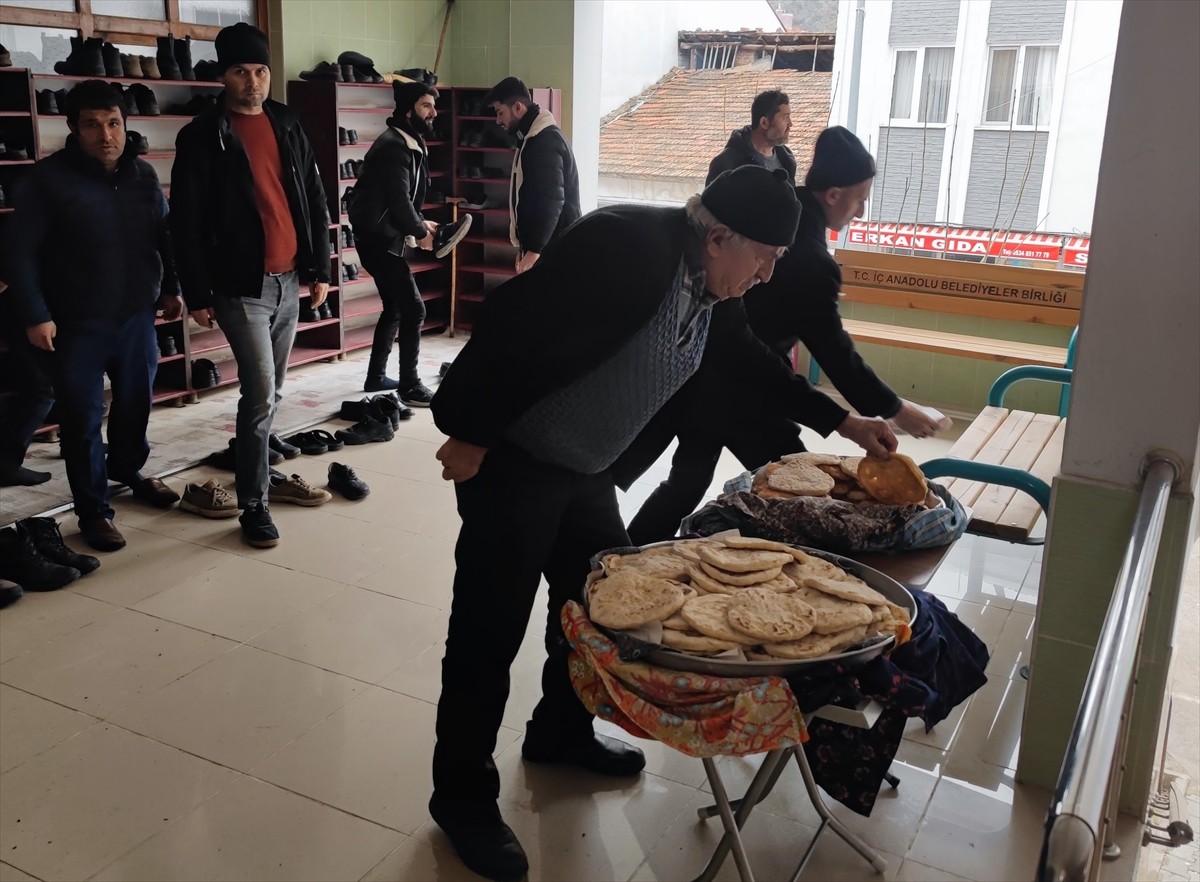 Çorum'un Oğuzlar ilçesinde üç ayların gelişini simgeleyen "ilk namaz çöreği" geleneği yaklaşık 3...