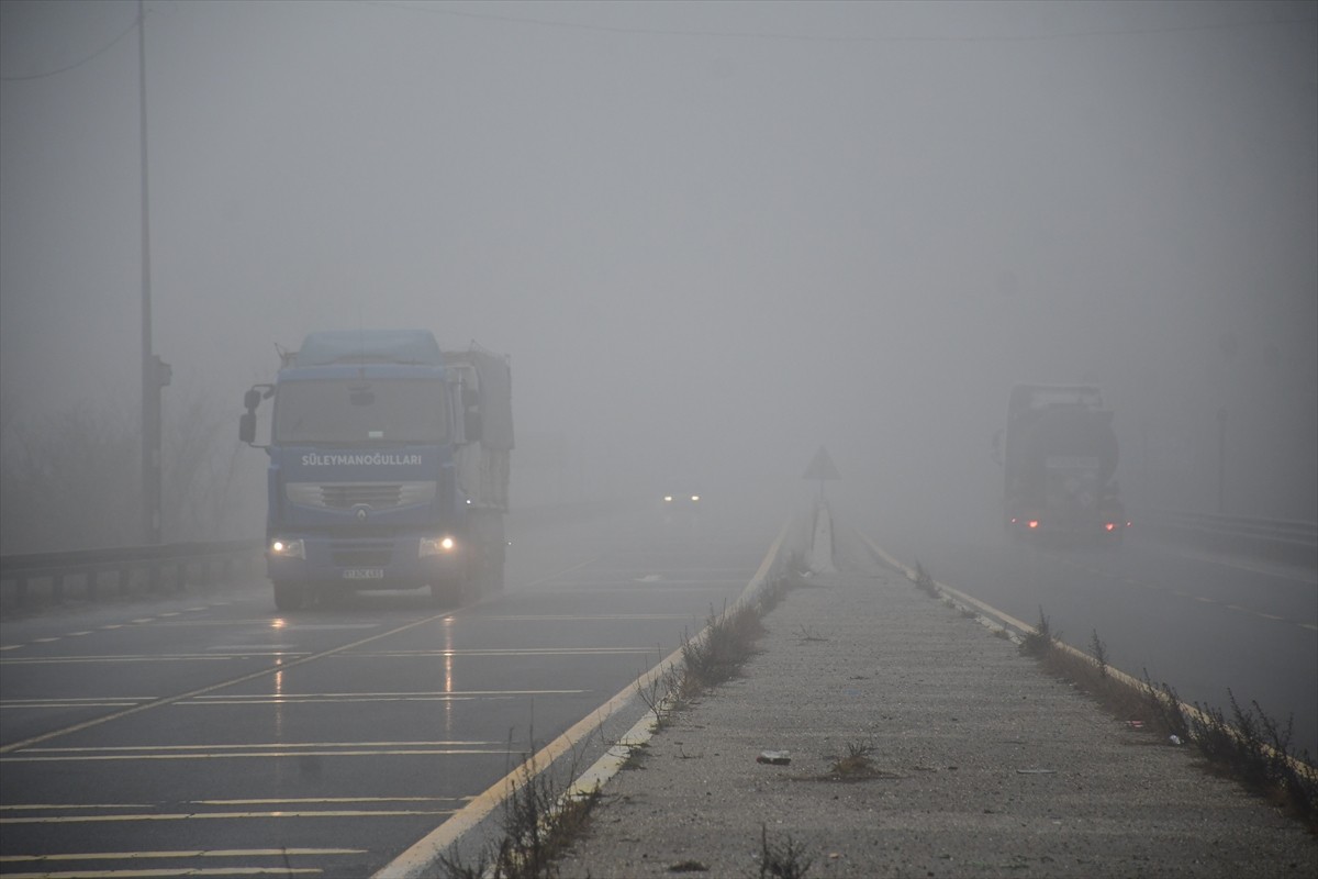D-100 kara yolunun Bolu Dağı geçişi ile Anadolu Otoyolu'nun Düzce kesiminde sis etkili oldu.