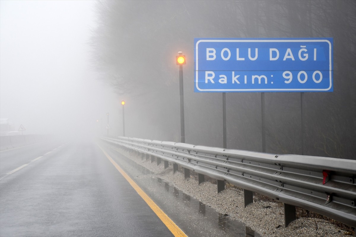 D-100 kara yolunun Bolu Dağı geçişi ile Anadolu Otoyolu'nun viyadükler ve tünel mevkilerinde sis...